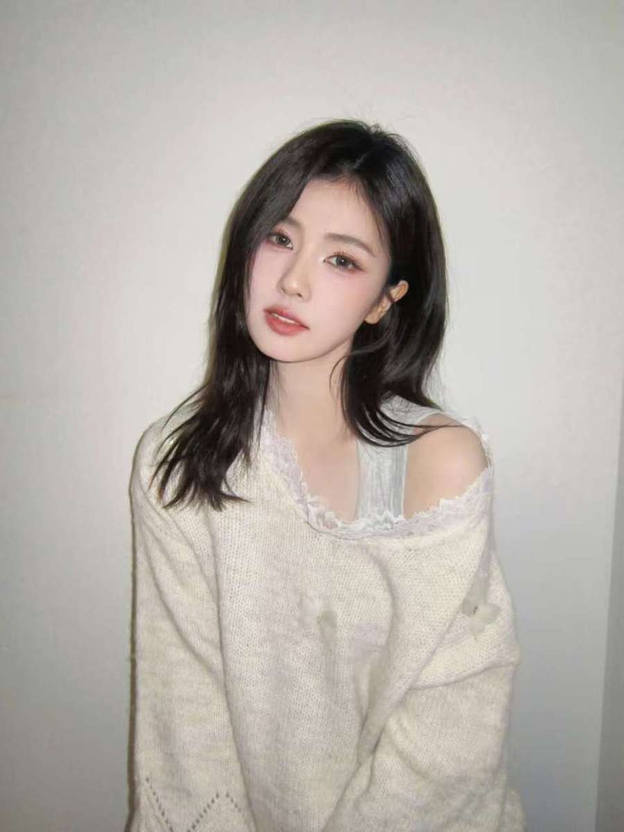 白鹿穿奶白蕾丝毛衣软萌居家 露肩设计甜而不腻