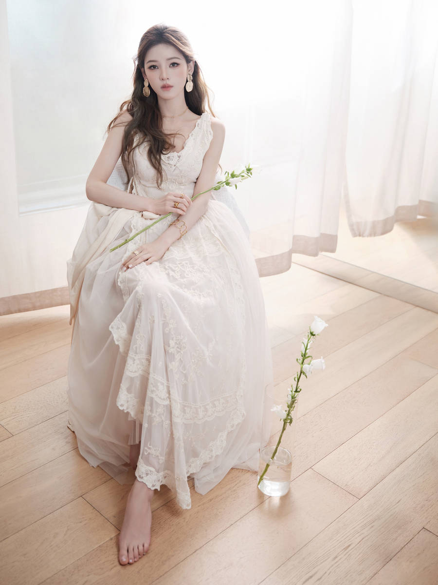 张予曦穿纱裙气质沉静优雅 手持花朵尽显温婉俏丽