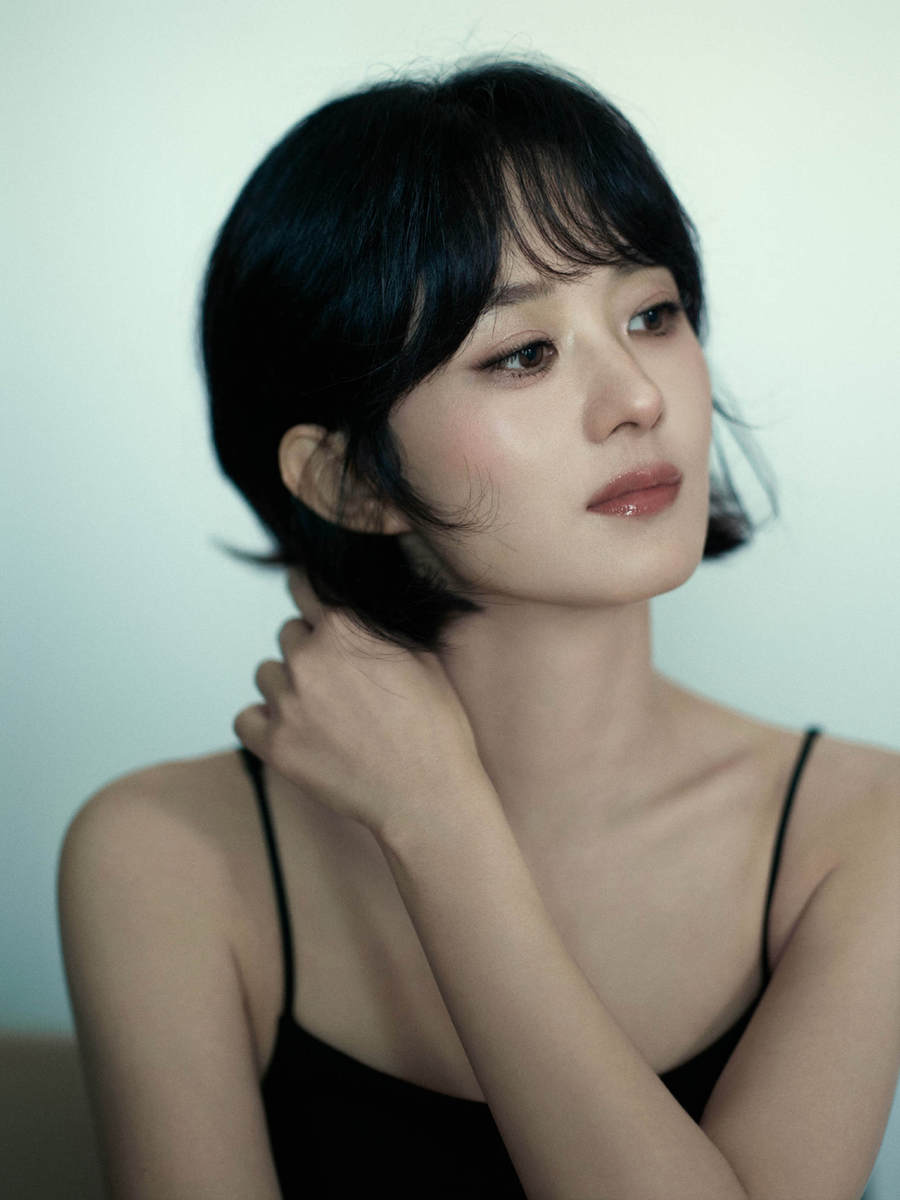 赵丽颖穿黑吊带裙气场全开 利落短发造型又美又飒
