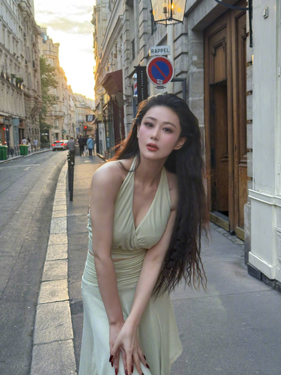 张馨予晒巴黎街拍美照 穿淡绿长裙清新靓丽身材好