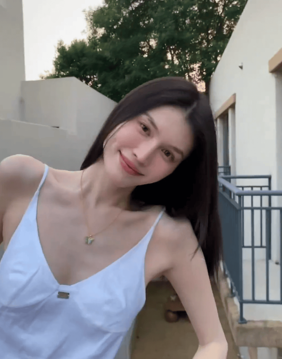何穗晒旅行照秀好身材 自曝和儿子出门会被蚊子咬