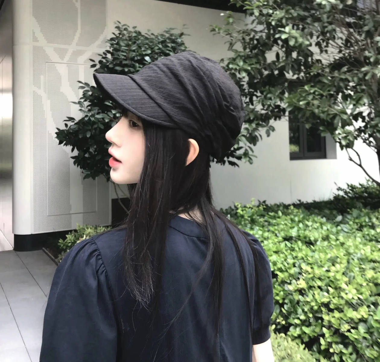 鞠婧祎穿黑裙阳光下回眸 表情灵动温柔少女感拉满