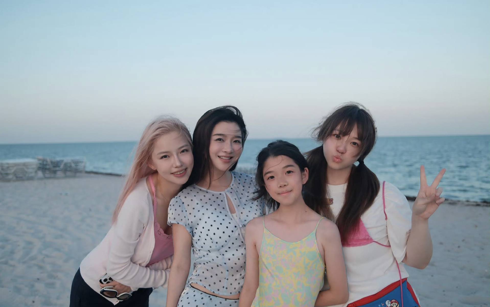 吴雅婷晒海边度假合照 一双儿女酷似王栎鑫