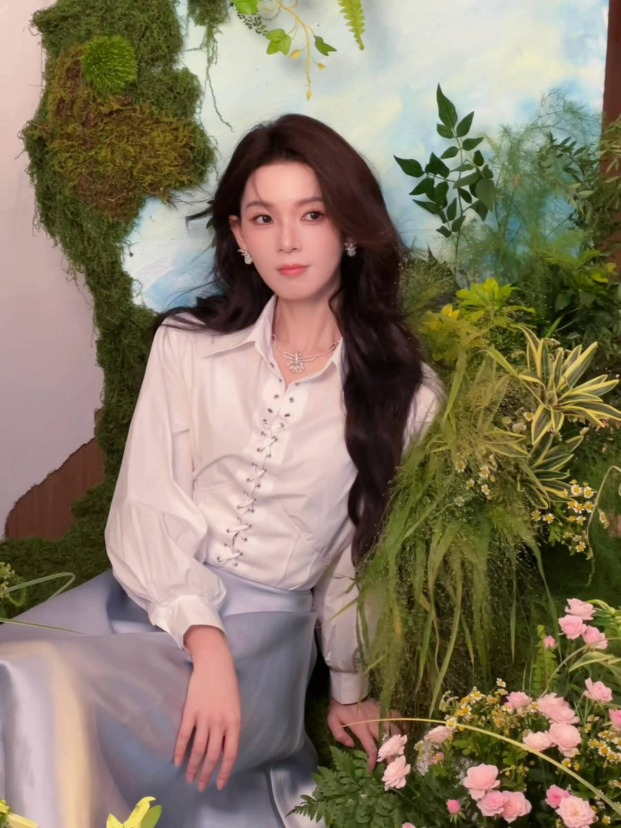 陈瑶手捧花束回眸甜笑气质优雅 黑发披肩清纯温柔