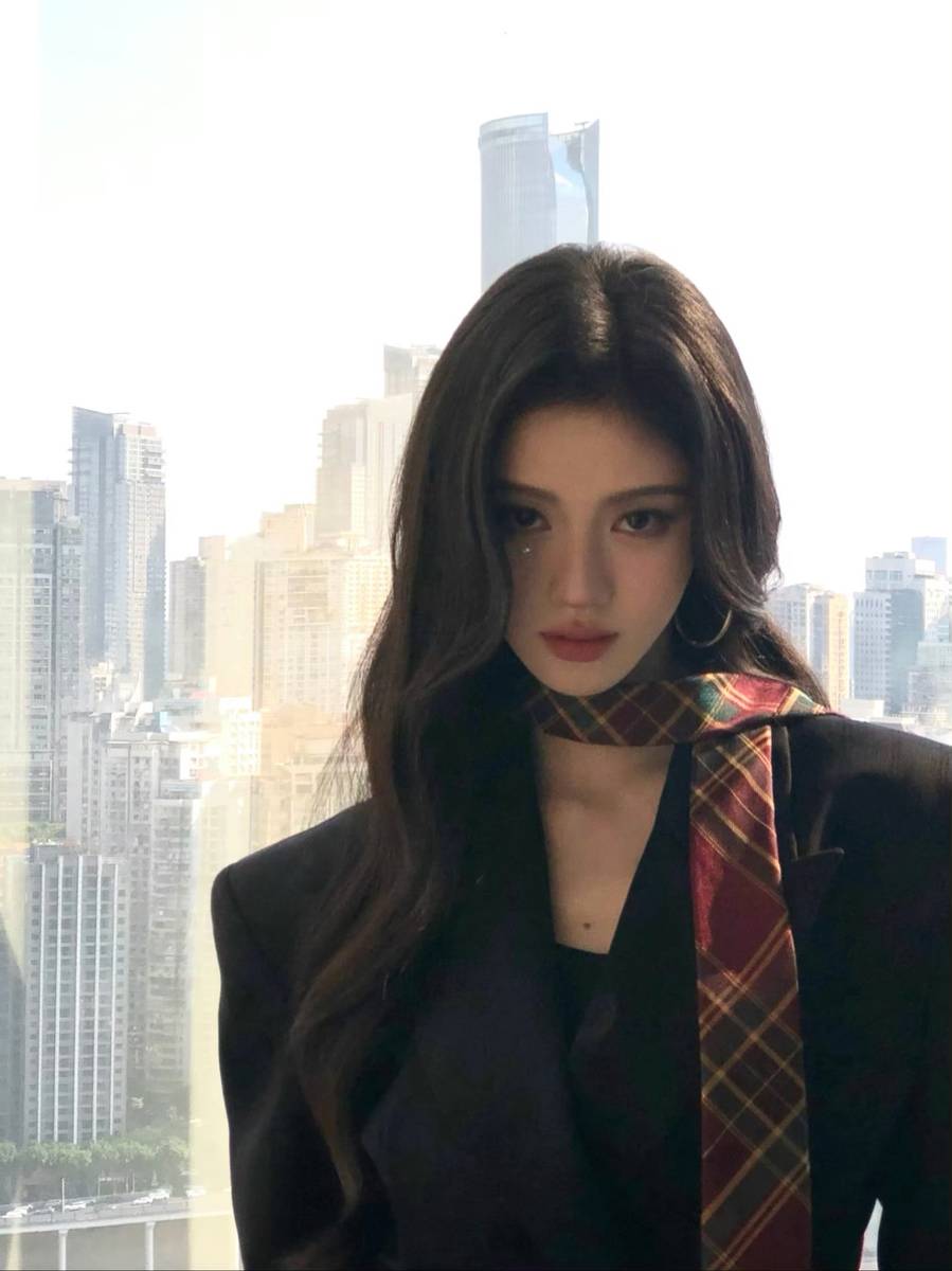 鞠婧祎穿黑西装搭白短裙 双腿又细又长酷飒吸睛