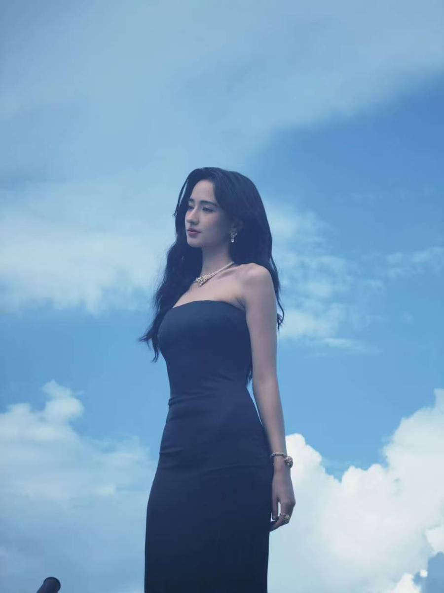 李宛妲穿抹胸长裙戴珠宝 五官深邃立体尽显高级感