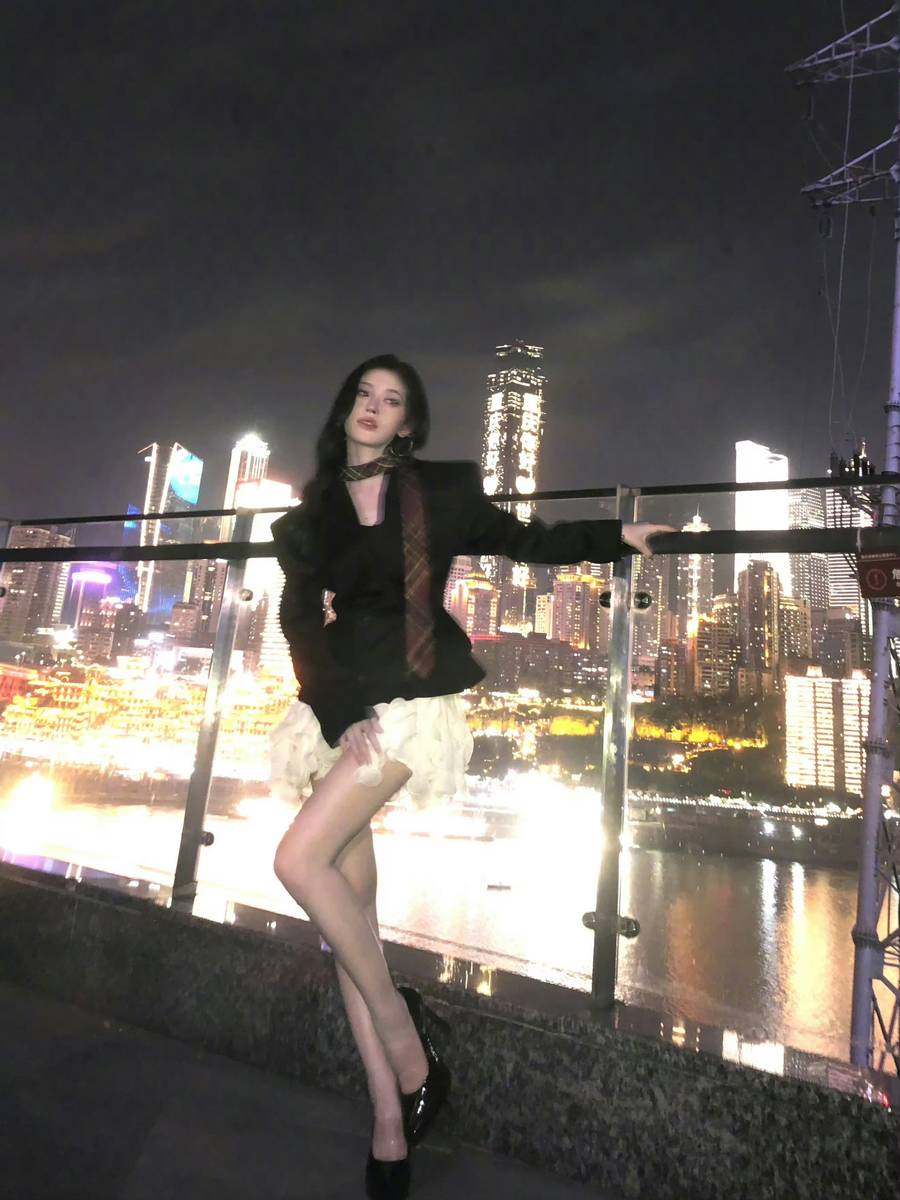 鞠婧祎穿黑西装搭白短裙 双腿又细又长酷飒吸睛