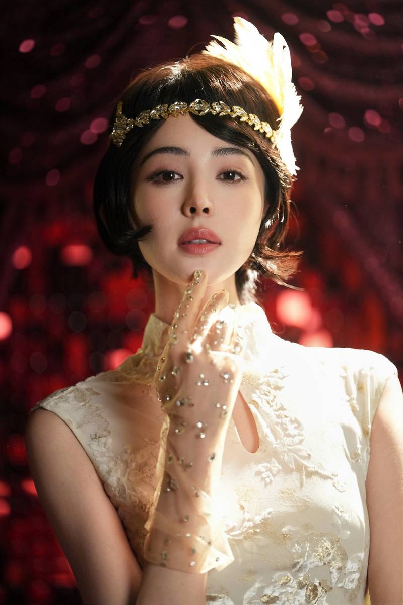 娜扎穿白色旗袍气质端庄优雅 回眸浅笑明媚又娇艳