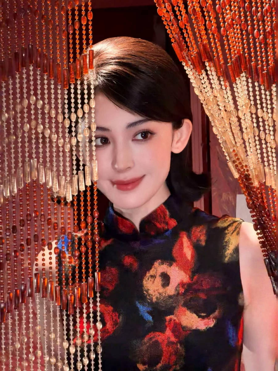 娜扎穿无袖旗袍裙风情万种 勾勒曼妙身姿曲线迷人