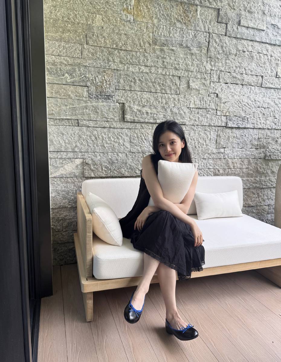 张婧仪穿黑色蕾丝吊带长裙 慵懒松弛温柔又清甜
