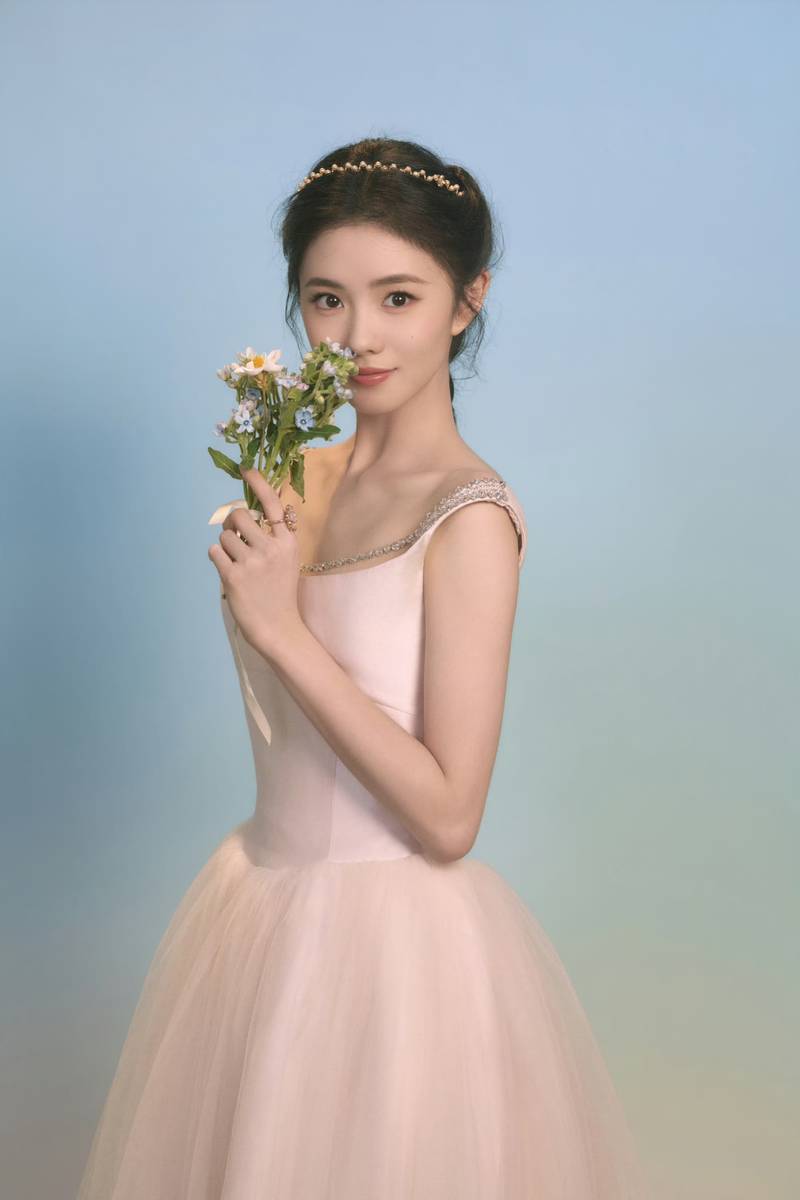 刘浩存穿蓬蓬裙戴珍珠发箍 温柔灵动少女感拉满