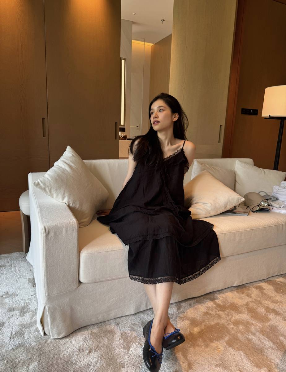 张婧仪穿黑色蕾丝吊带长裙 慵懒松弛温柔又清甜