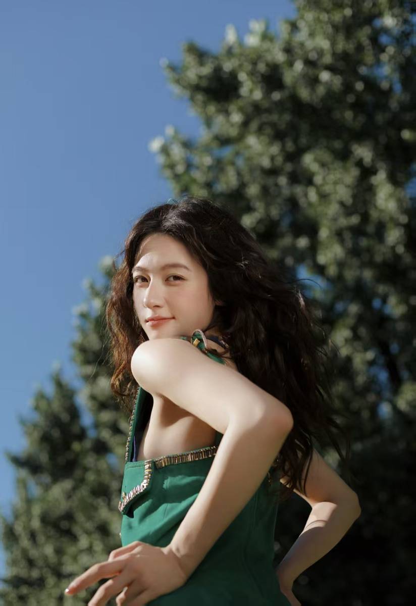 李兰迪穿背带裙徜徉林间 清新灵动尽显森系少女感