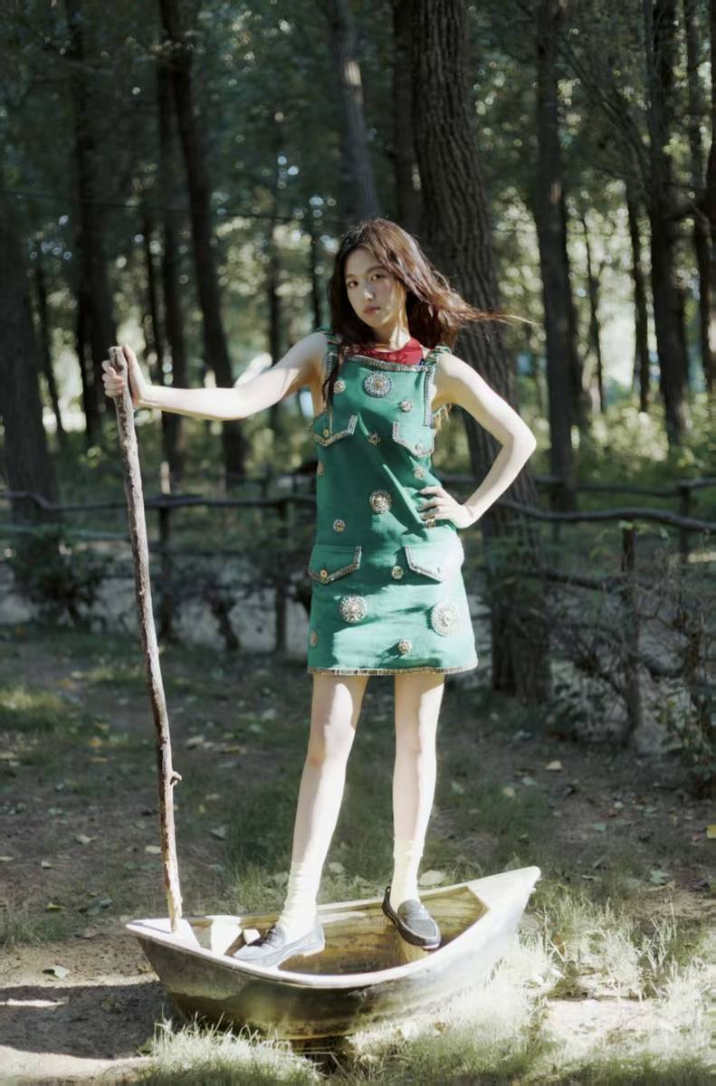 李兰迪穿背带裙徜徉林间 清新灵动尽显森系少女感