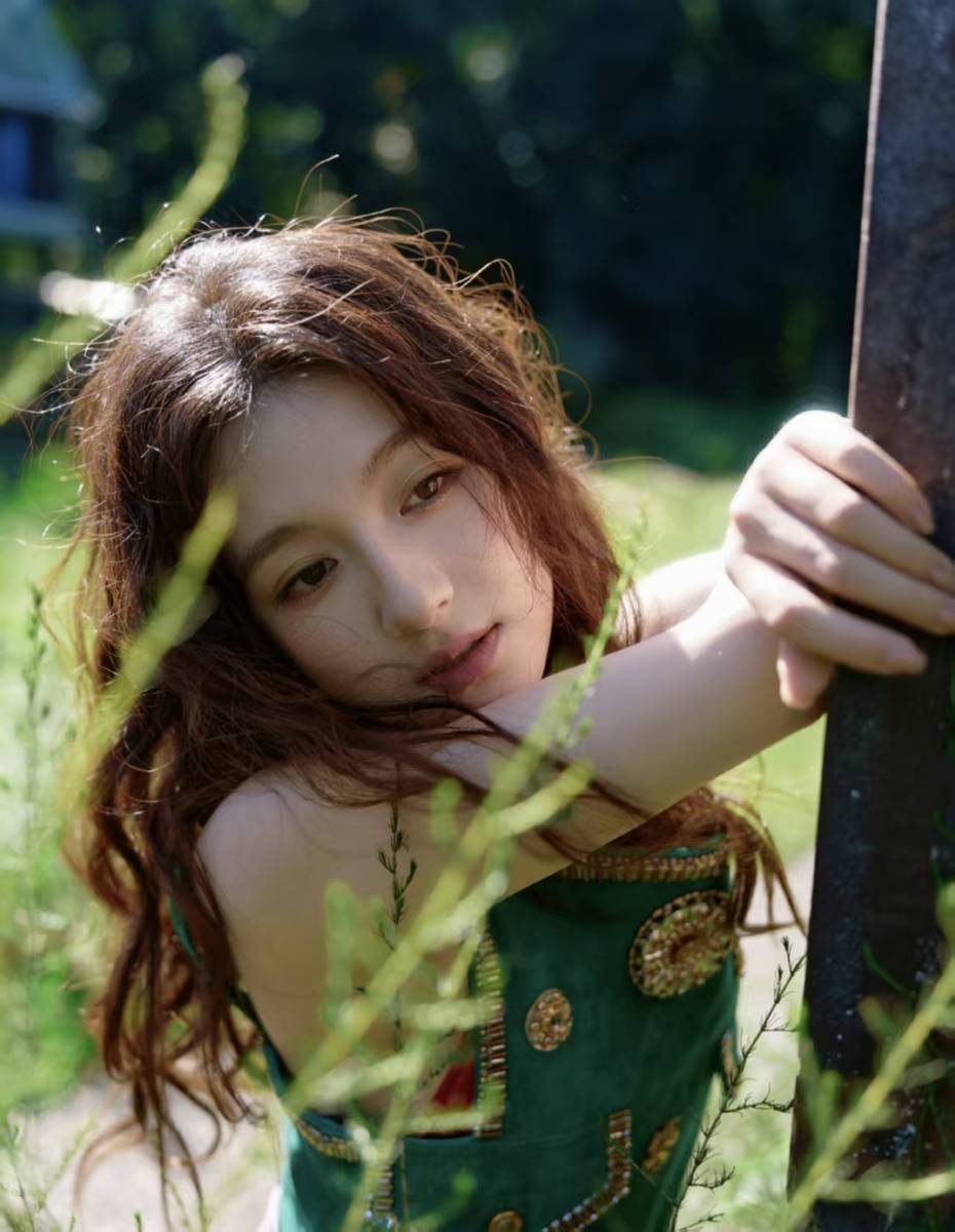 李兰迪穿背带裙徜徉林间 清新灵动尽显森系少女感
