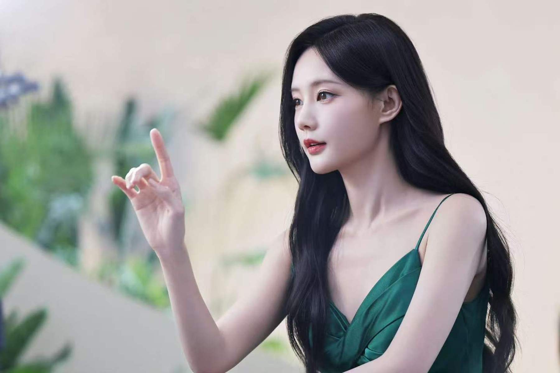 李一桐穿露背吊带长裙 长发温婉气质优雅又灵动