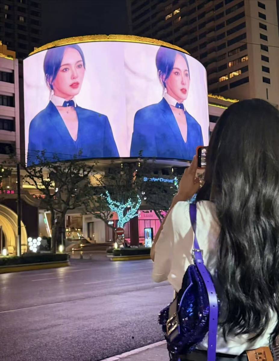 唐嫣夜晚街头打卡自己大屏 穿搭松弛笑容好明媚