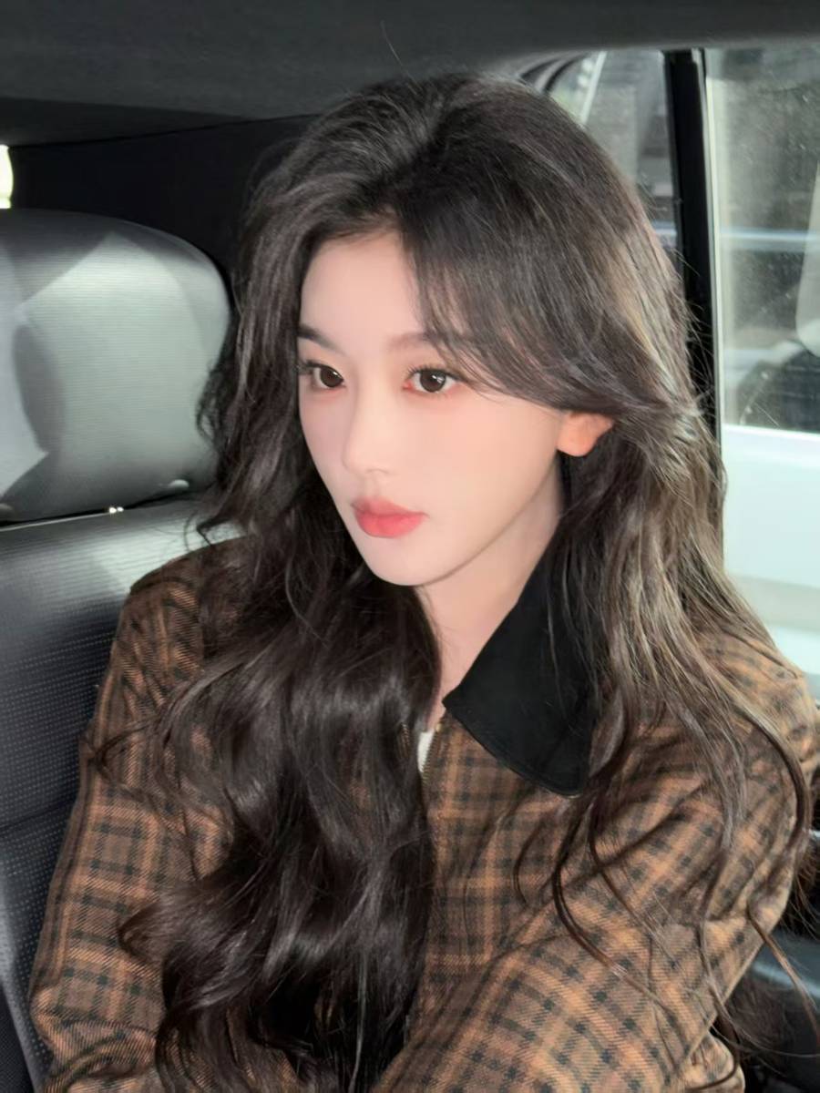 孔雪儿穿棕色格纹外套 慵懒松弛美拉德风好吸睛