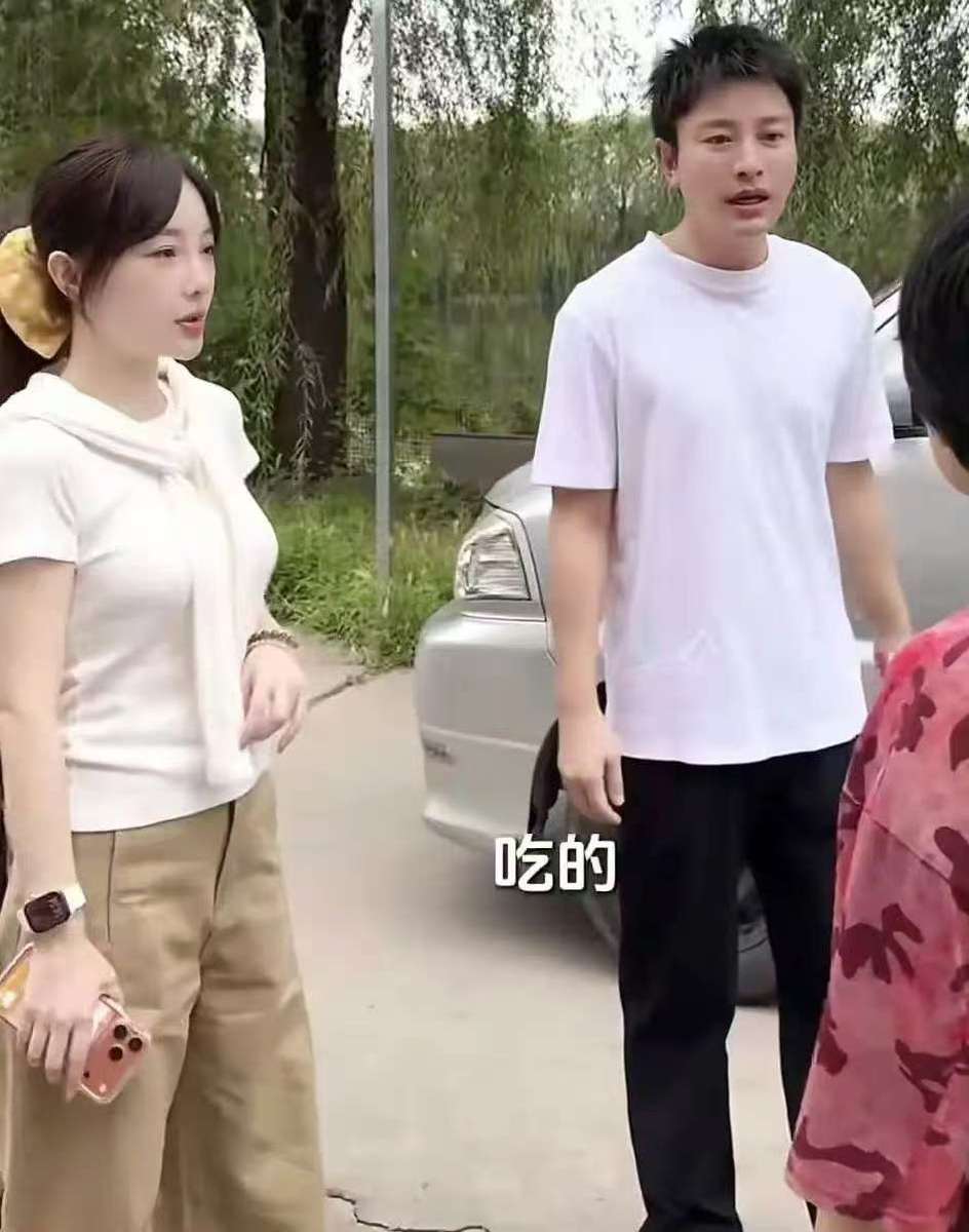 贾乃亮李小璐一家三口做公益 为脑瘫儿童送物资