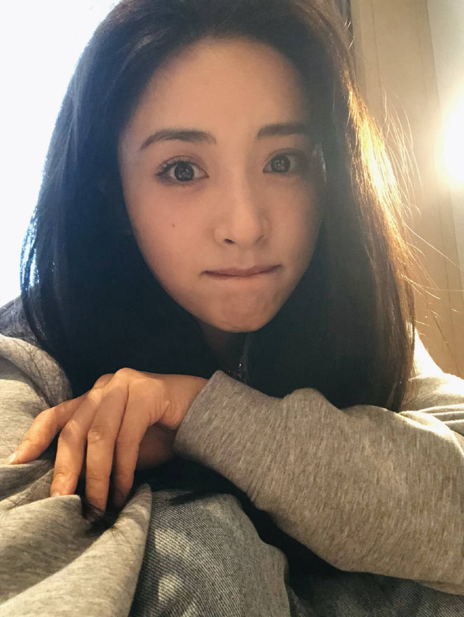 沈月穿灰色卫衣休闲居家 笑容明媚宛如邻家妹妹