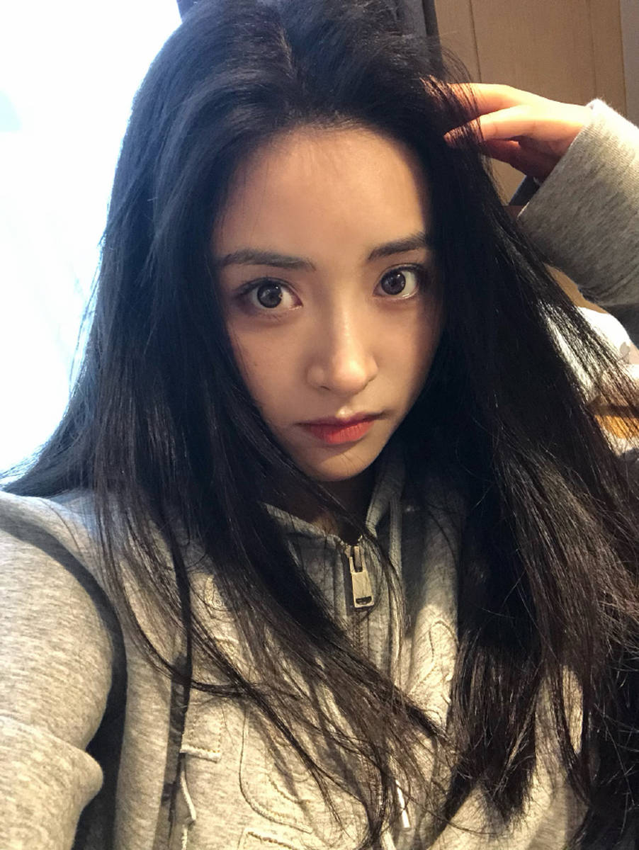 沈月穿灰色卫衣休闲居家 笑容明媚宛如邻家妹妹