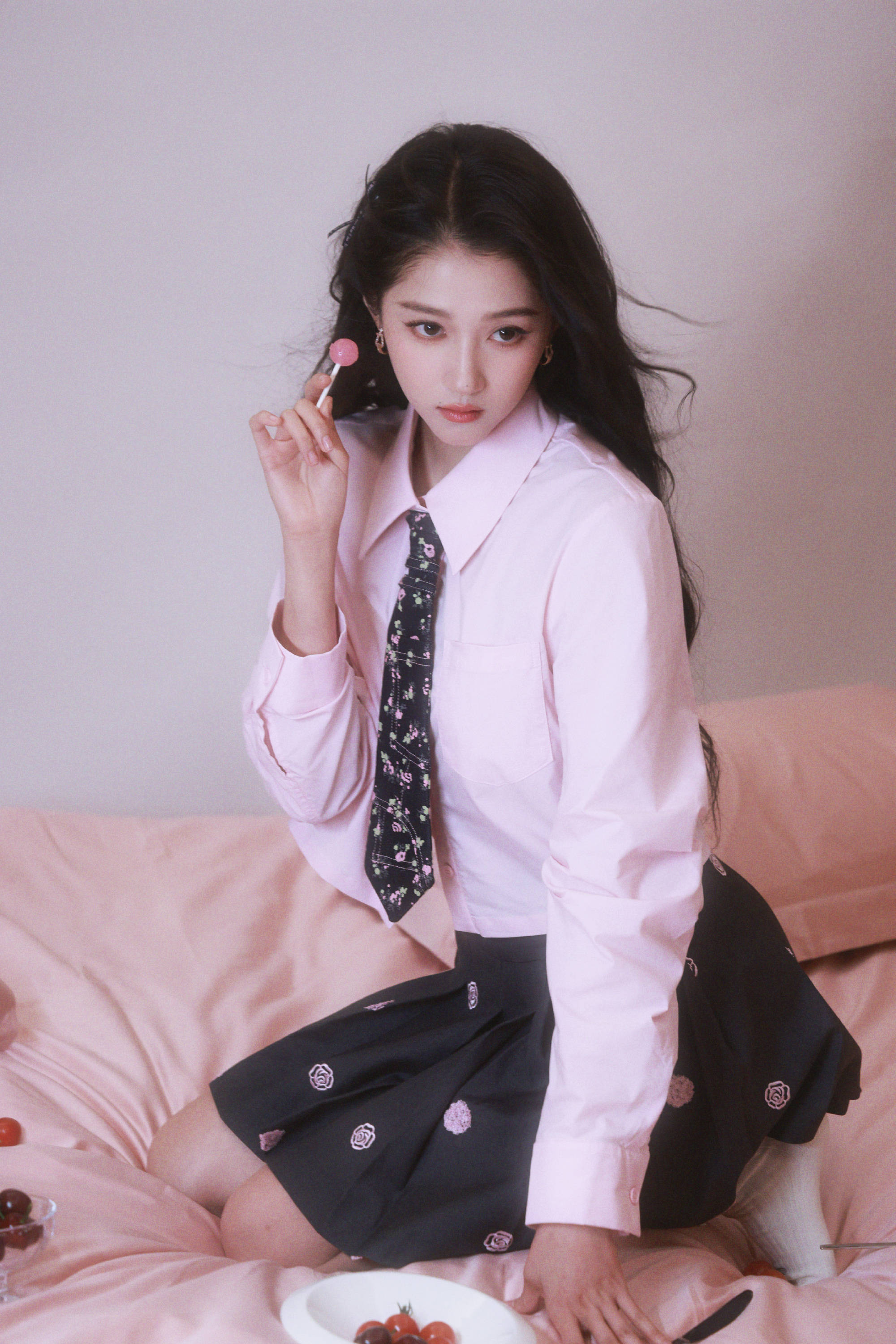 关晓彤穿粉嫩衬衣清新甜美！秒变糖果少女娇俏可人