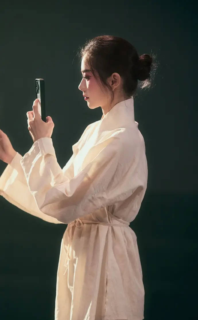 刘浩存对镜梳妆身段纤细苗条 穿练功服大气典雅