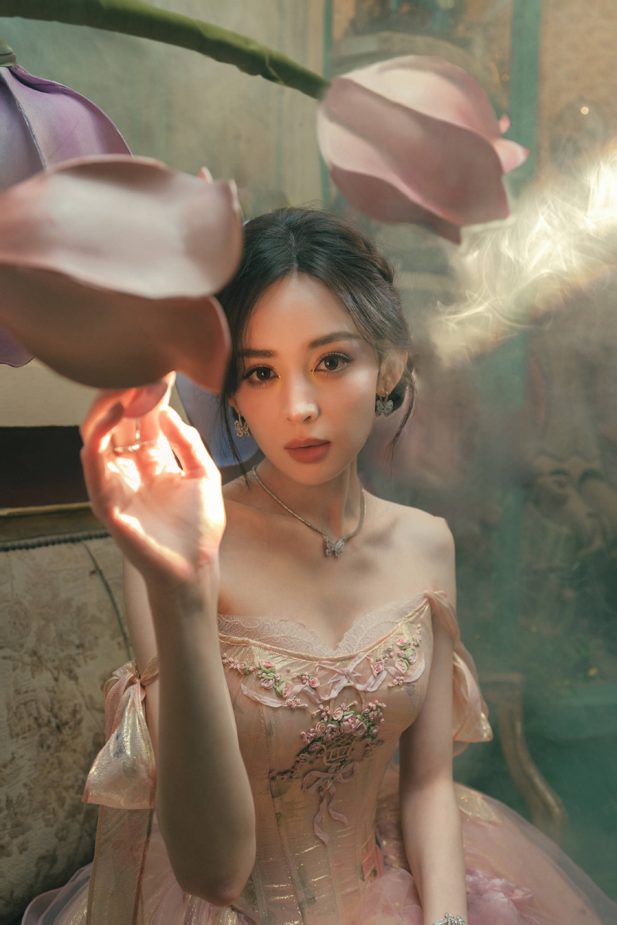 娜扎化身花仙子闪耀灵动！肌肤吹弹可破美貌养眼