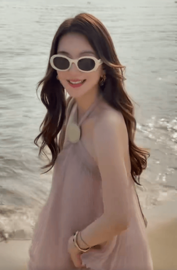 郭富城妻子带女儿去海边度假！粉色纱裙少女感满满