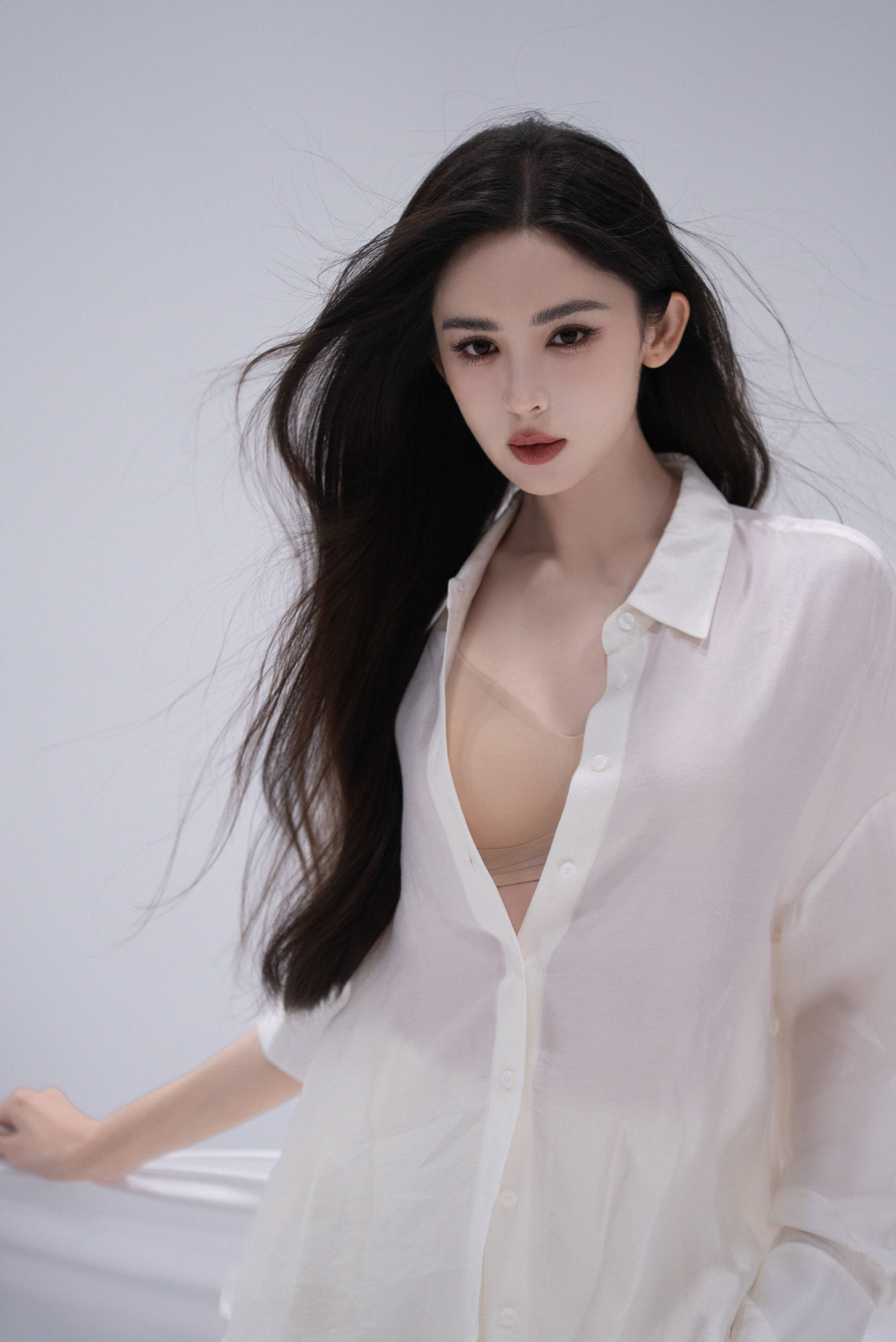 娜扎穿白色衬衣纯欲感十足！大方展露迷人身材