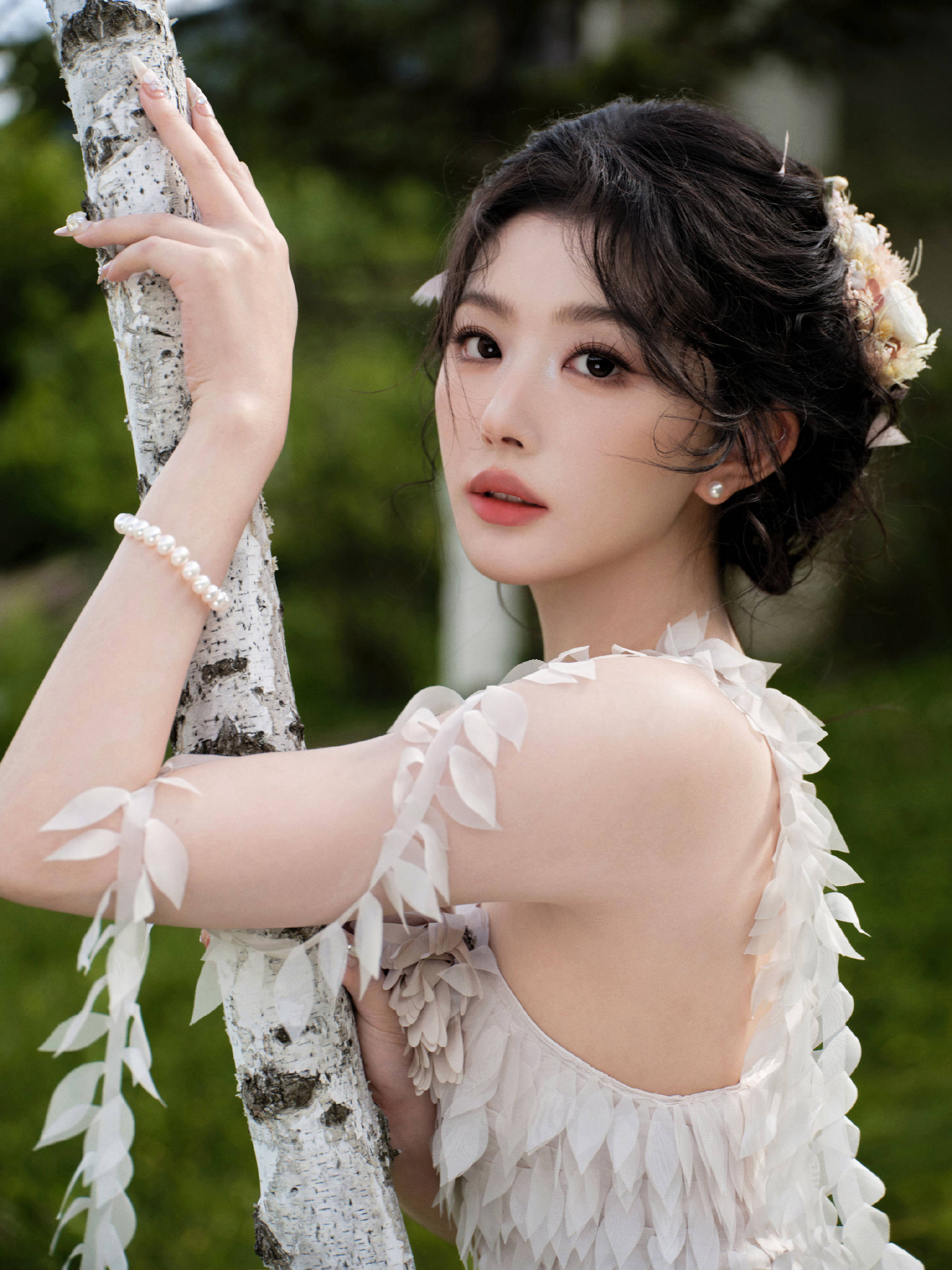 孔雪儿宛若花仙子清纯又性感！修长美腿白嫩吸睛