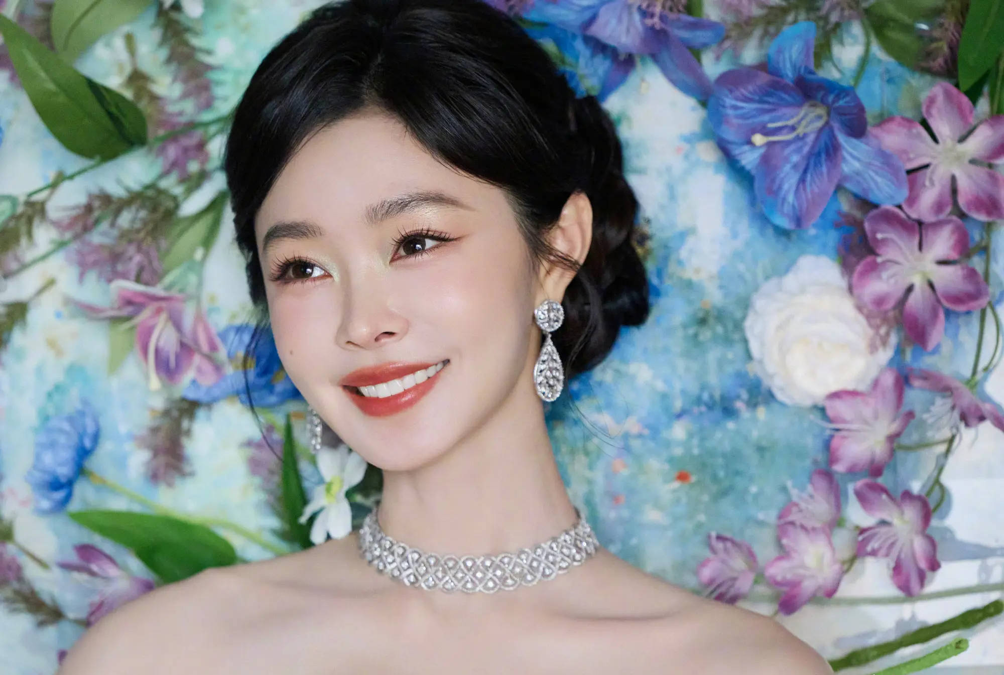 宋轶穿抹胸白裙置身花海 宛如油画里走出的公主