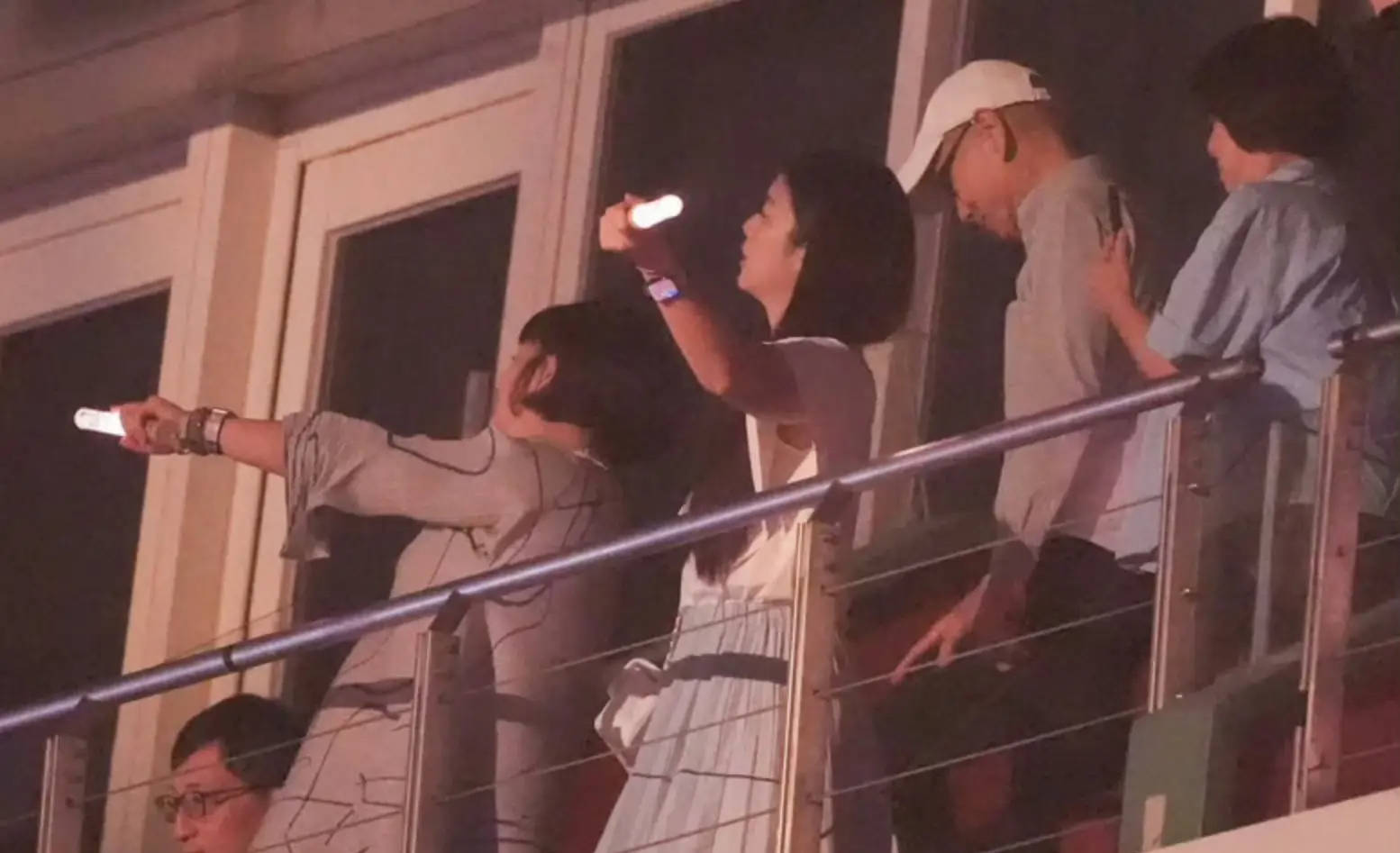 Selina一家观看演唱会 小腰果乖巧坐在妈妈腿上