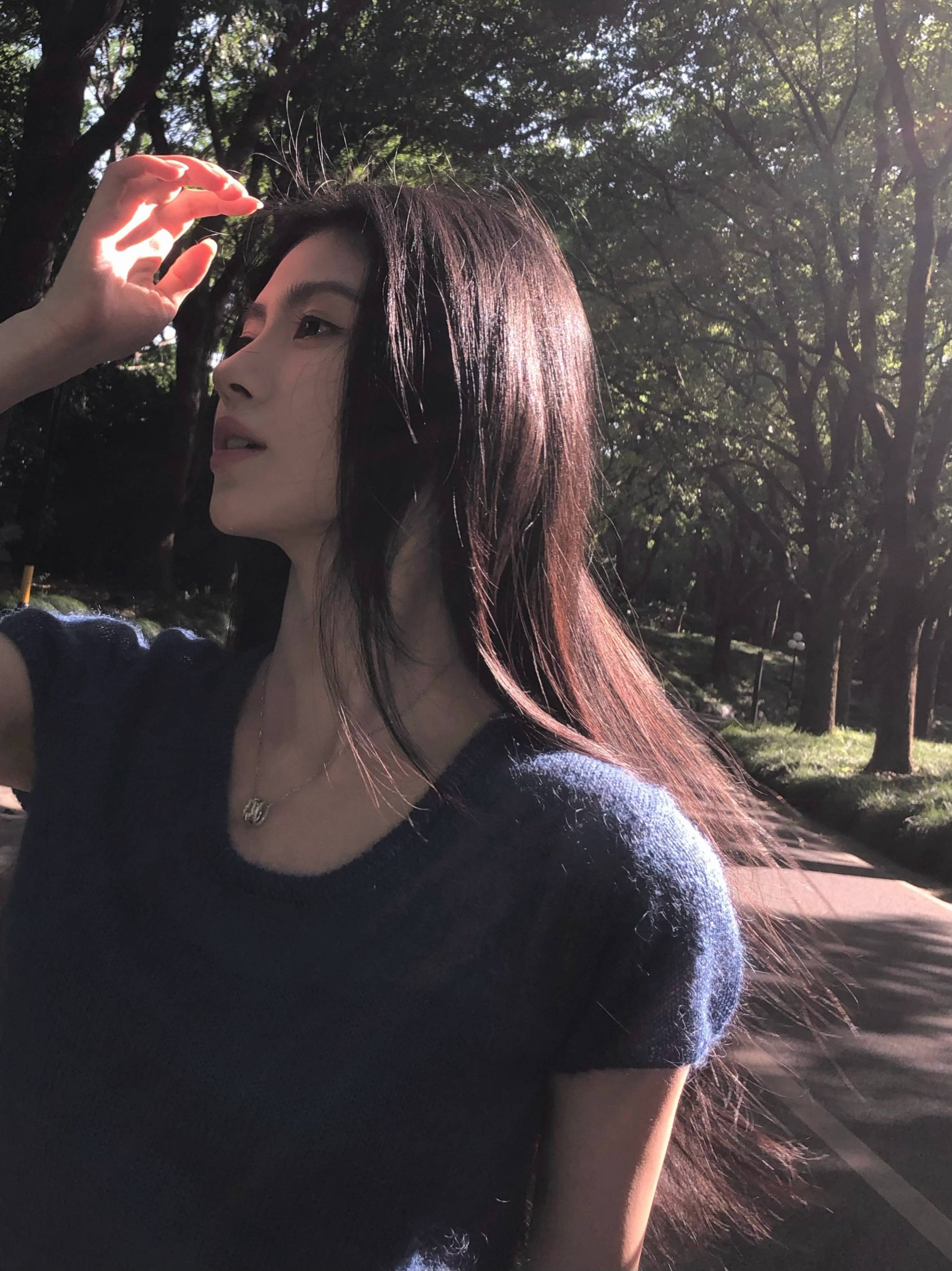 鞠婧祎穿蓝色短袖清冷破碎感十足！笑容温柔又治愈
