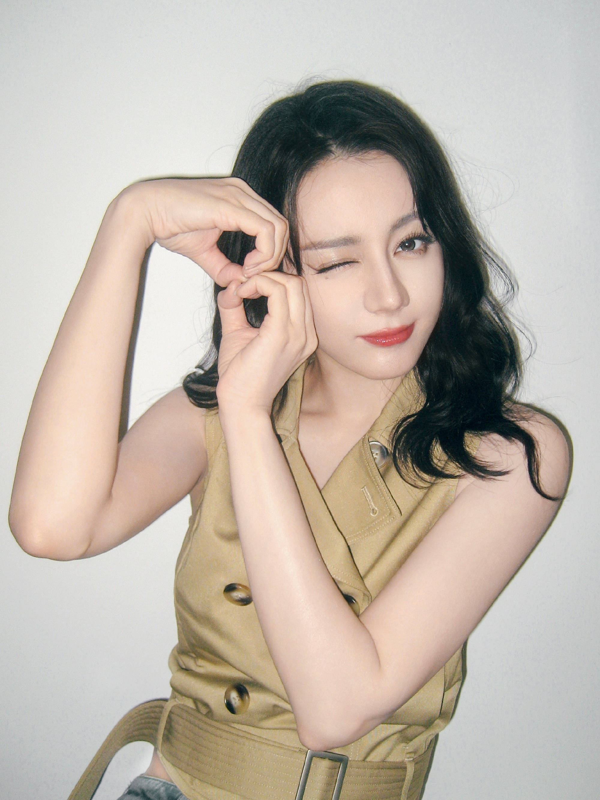 迪丽热巴美照俏皮可爱！嘟嘴wink少女感十足
