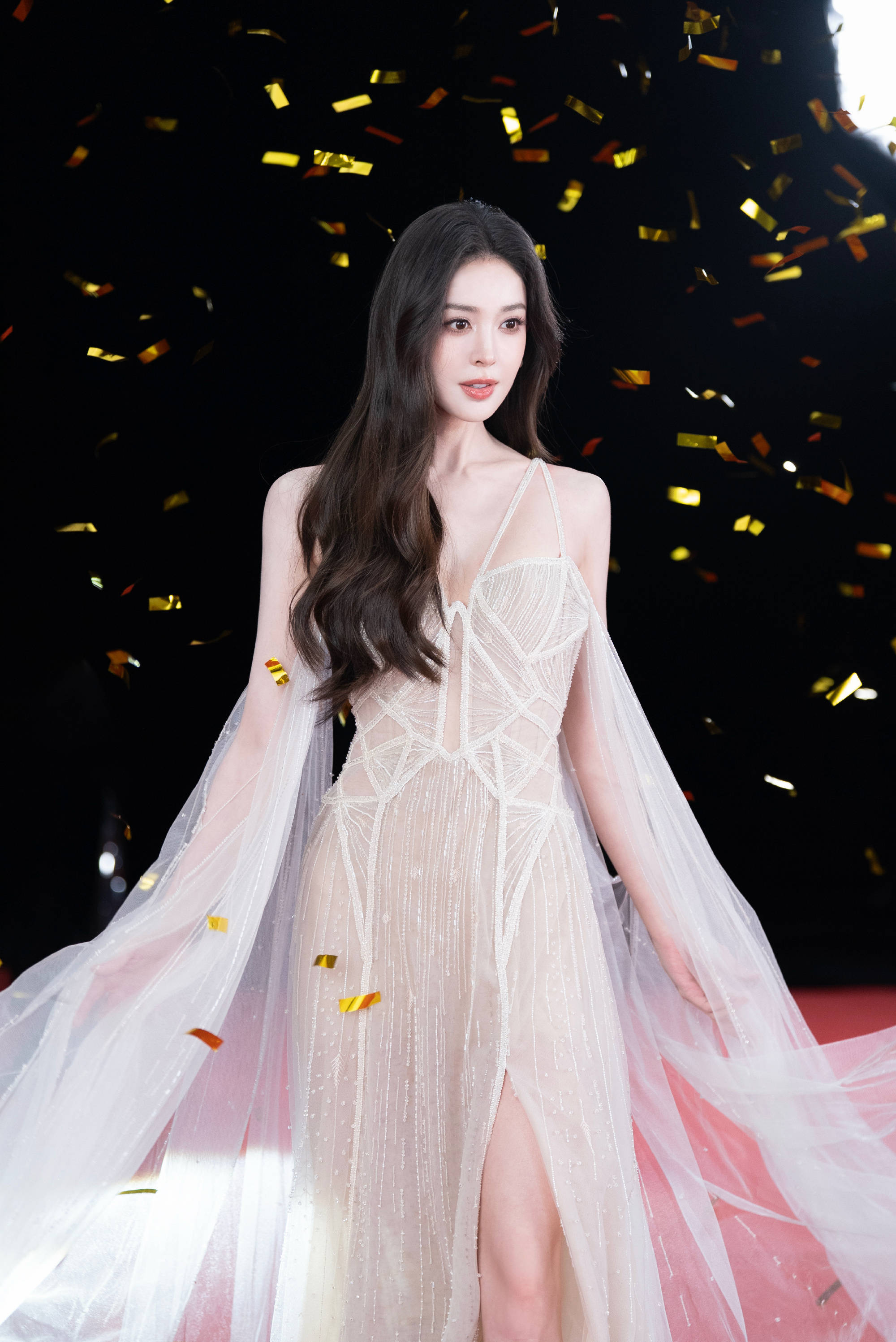 新疆美女太养眼！娜扎穿白色轻纱吊带裙纯欲感拉满