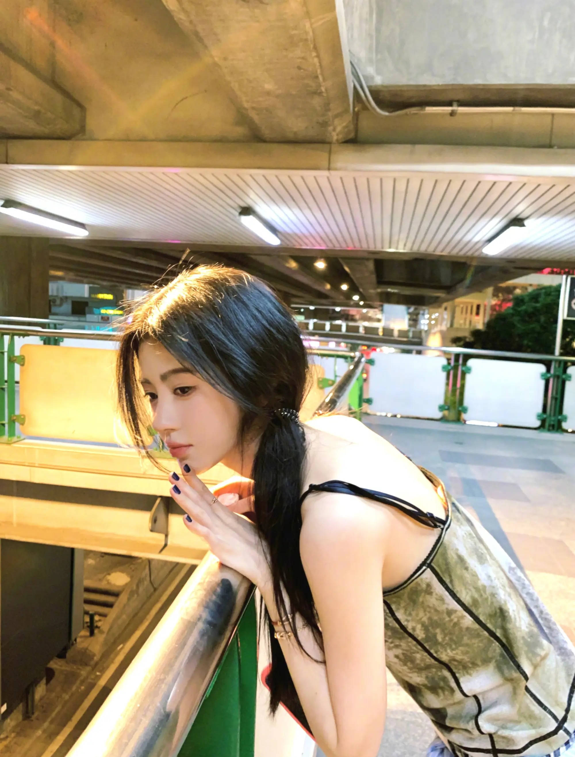 鞠婧祎更新营业美照！穿绿色小吊带清凉感十足