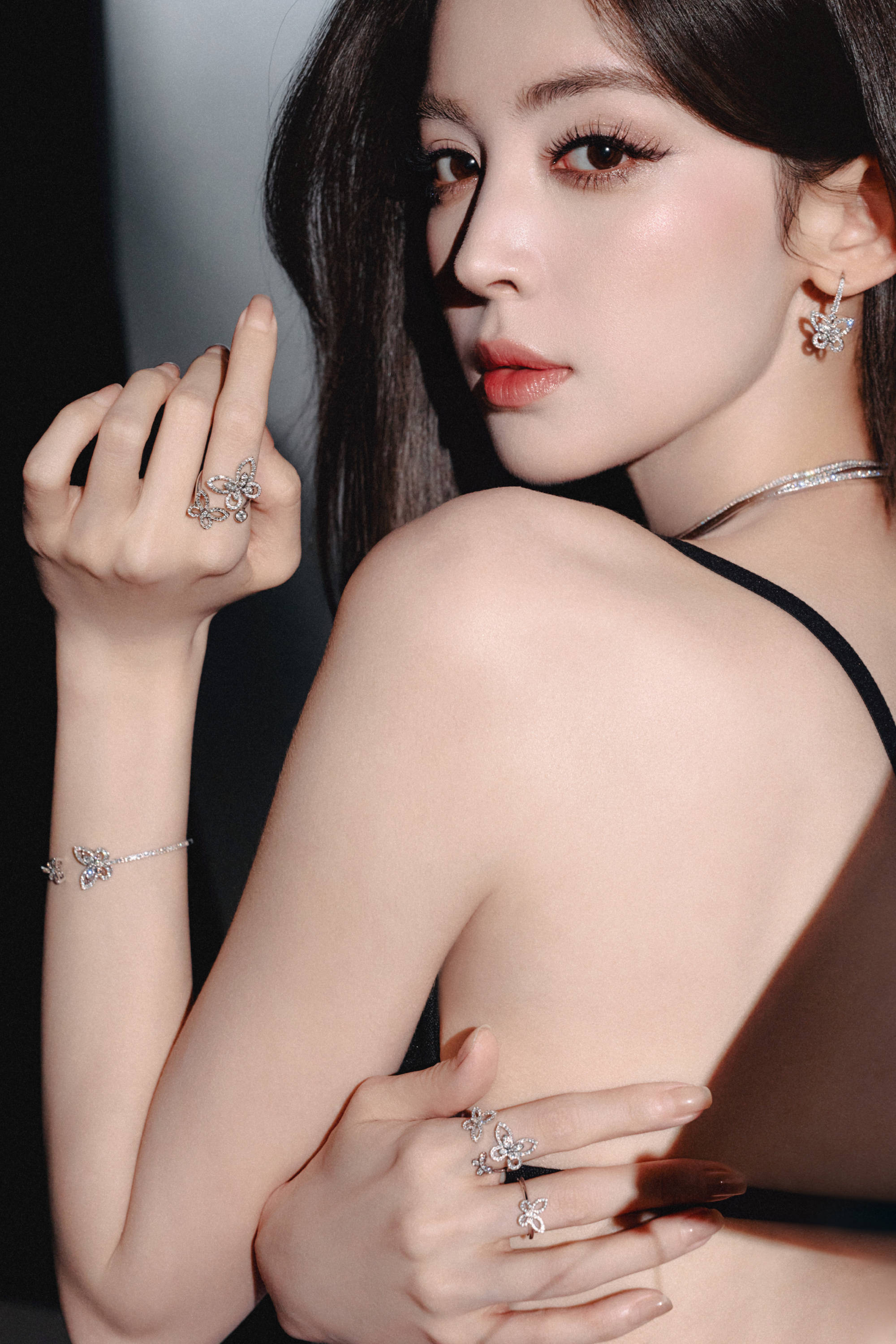 娜扎秒变成熟御姐性感火辣！展露美背肌肤柔软白嫩