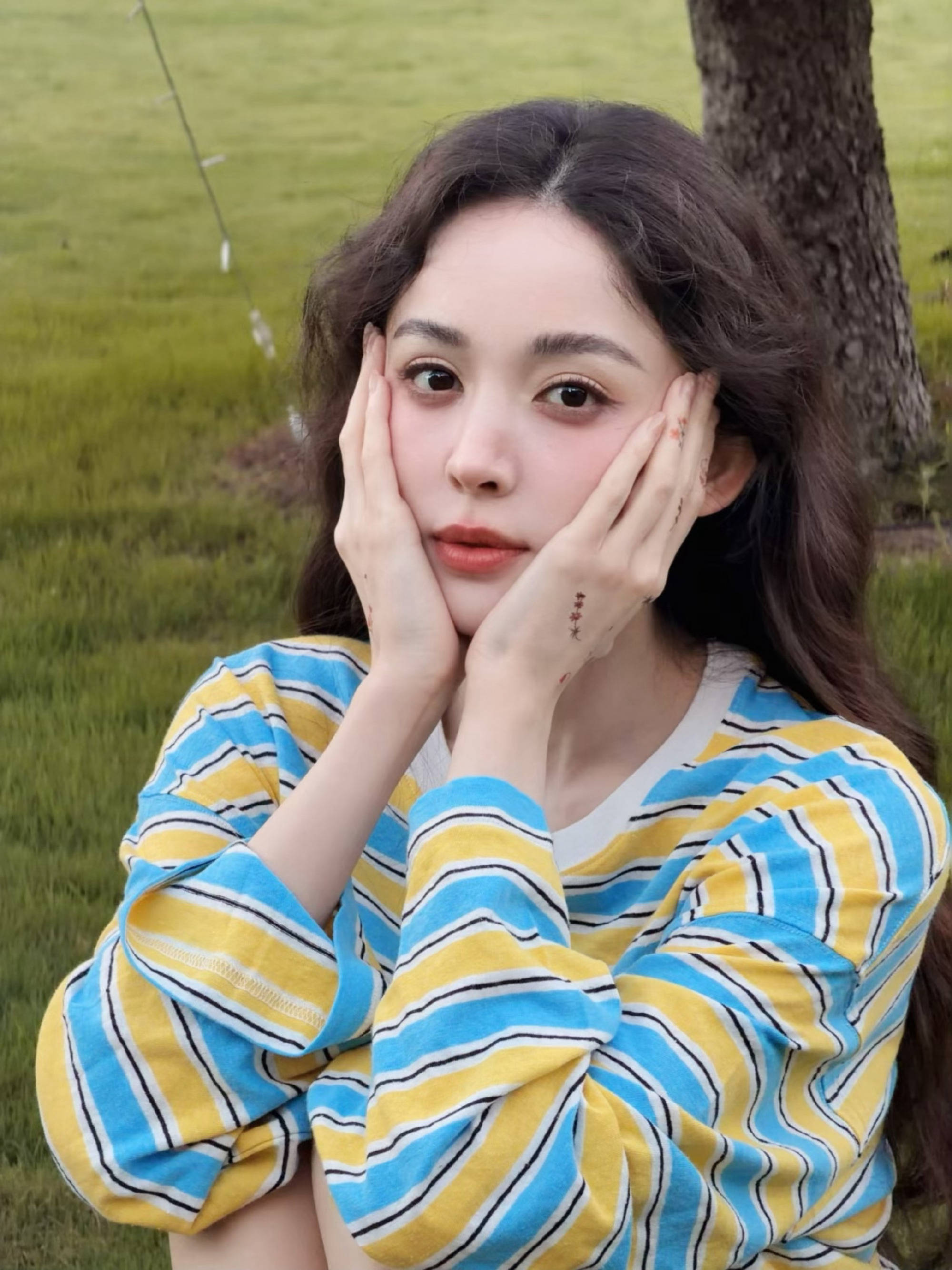 娜扎春日户外随拍美照曝光！坐在青草上秀白皙美腿