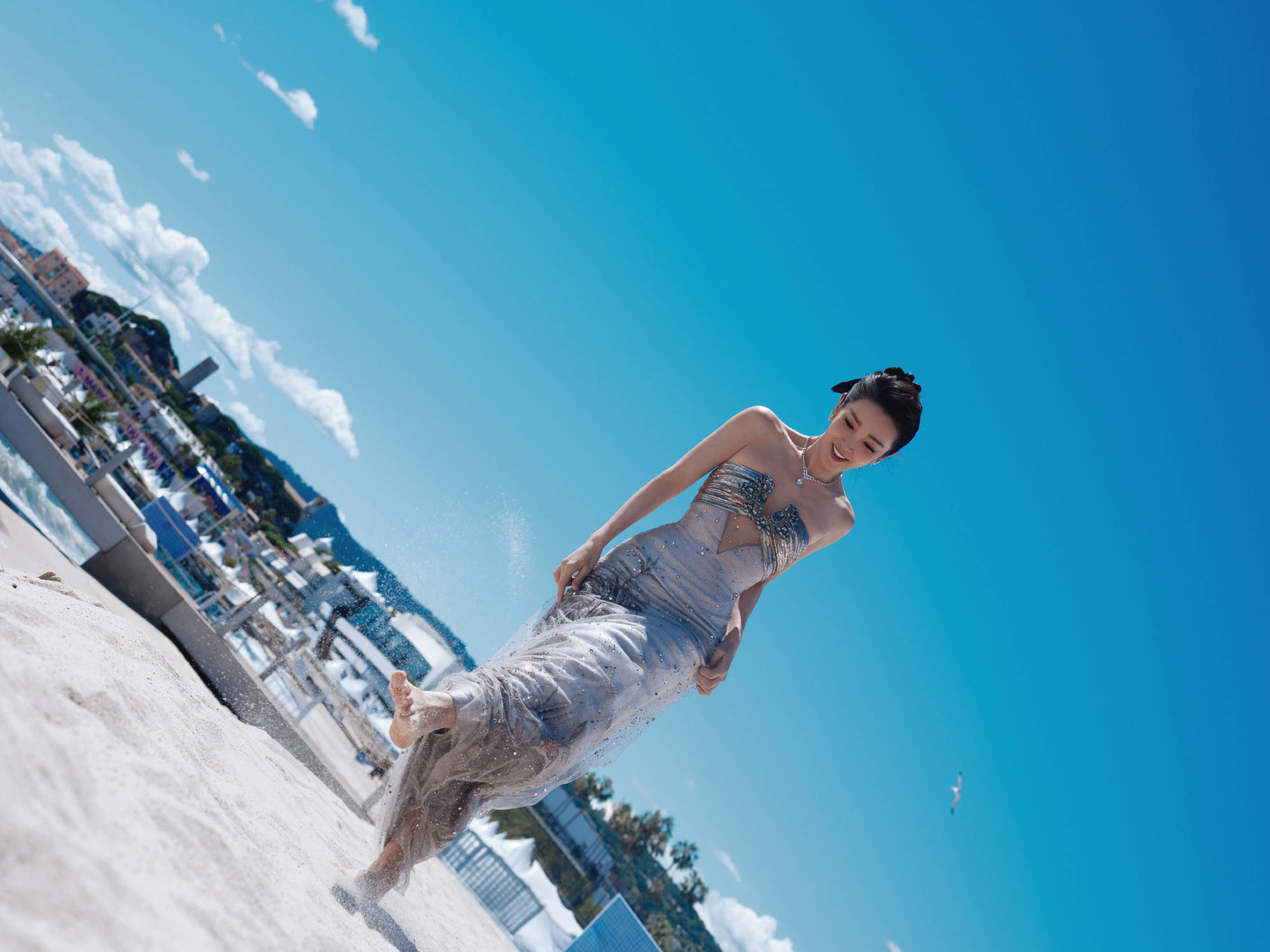 李冰冰海边随拍太惊艳！抹胸裙配运动鞋松弛浪漫