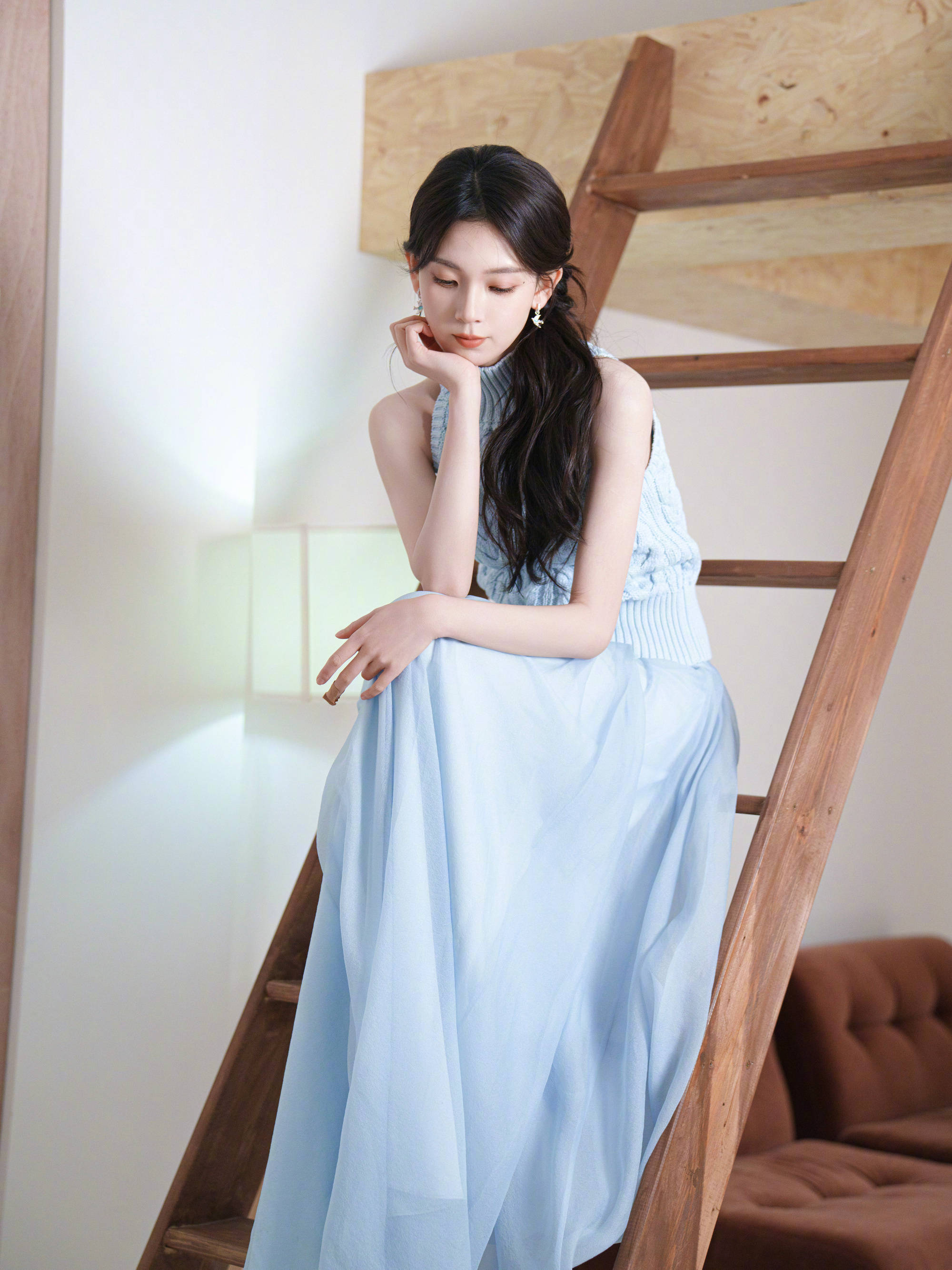 陈瑶浅蓝针织衫配纱裙 恬静温婉清甜又治愈
