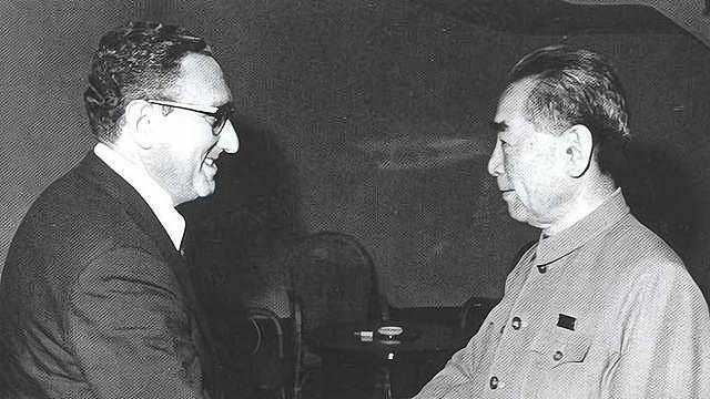 新中国成立以后，周恩来不仅担任了政府总理职位，同时还兼任外交部长