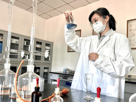 污水化验员证书是一种专业能力认证，主要针对在城市污水处理、工业废水处理以及其他相关领域从事水质化验和分析的专业人员。这个证书证明了持证人具备了必要的专业知识和技能，能够独立进行水质检测、数据分析和处理建议的制定。近期有很多同学开始询问污水化验员怎么考，什么单位颁发等相关的情况，今天就来简单的解答一下。什么单位颁发？污水化验员证书的考试是在线上进行的，考试合格后由我国事业单位颁发的，在国内水处理和环