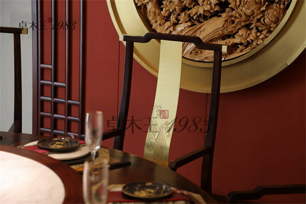 杏彩体育登录红木整装：卓木王红木绘制中式家居美学新篇章