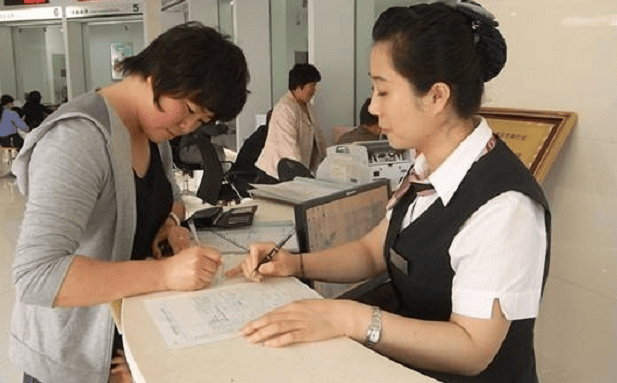1999年女子背着老公用假名存钱，8年后取款被拒，法院：银行败诉
