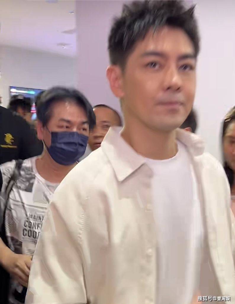 49岁林志颖近照曝光,车祸2年后现身活动唱歌,网友:老了好多-林志颖最近参加的综艺节目