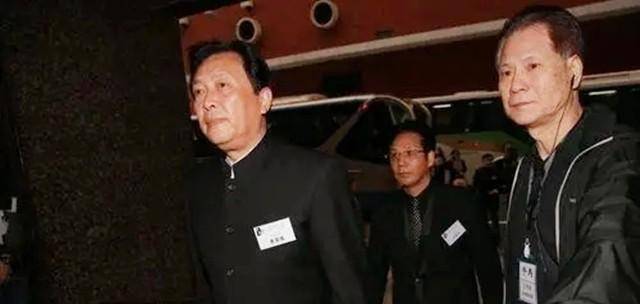 “燕赤霞”午马葬礼：成龙、洪金宝扶灵，刘晓庆献上花圈以示哀思