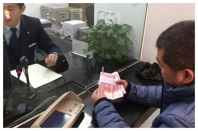 闹大了！男子银行存钱被问用途，当场要注销卡，柜员回应亮了