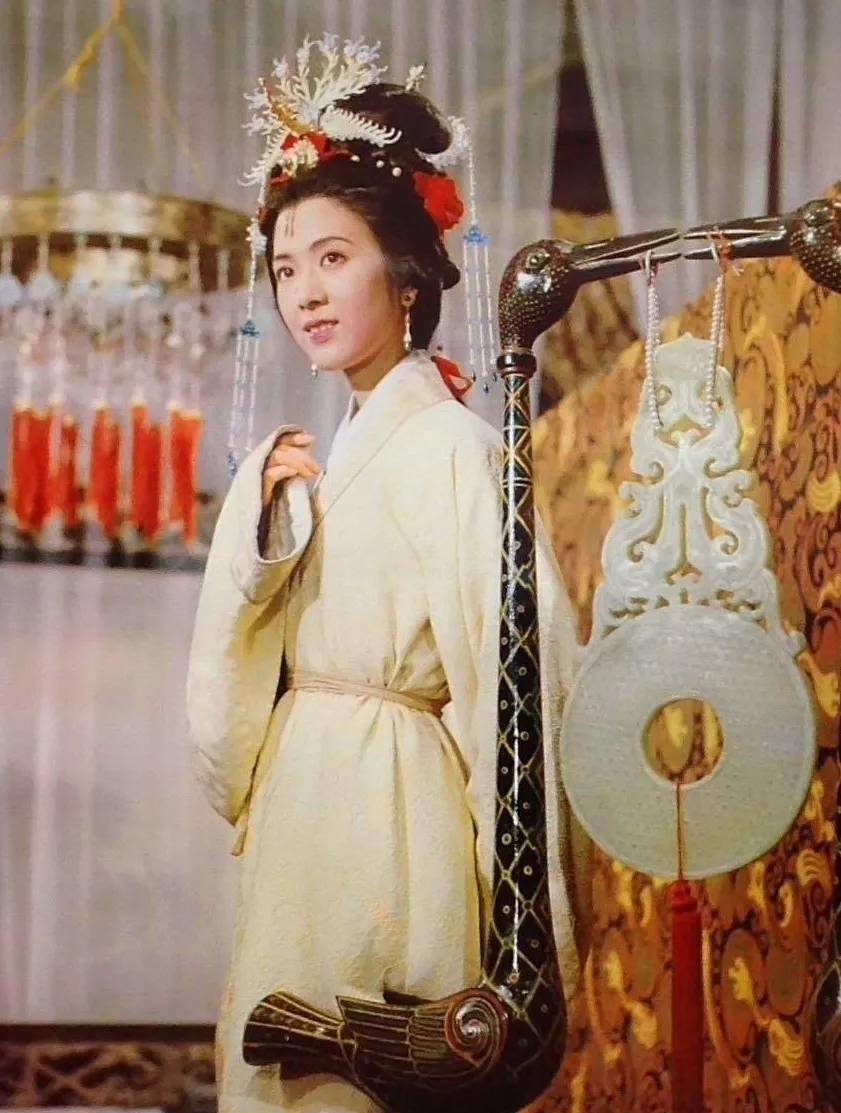 原创            1985年电影明星挂历欣赏！天然的美人，出水的芙蓉，满满的回忆