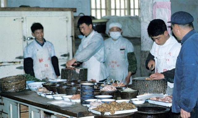 70年代餐饮：街头小吃是些五谷杂粮餐馆beat365下载大多是家常菜价格还不菲(图5)